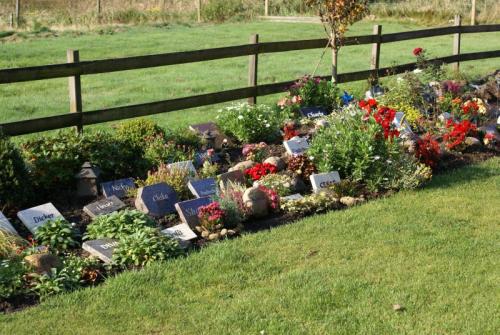 Nördlich von Hamburg rosengarten, tierfriedhof tierkrematorium tierbestattung